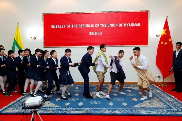 中外人文交流小使者走进缅甸驻华大使馆 同唱一首歌唱响亚运