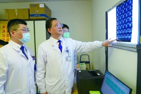 科技英才 | 殷国勇:让患者挺直腰杆是我最大的快乐