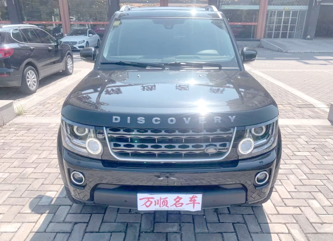 路虎车头字母差异解析:为何同一品牌车标不同?