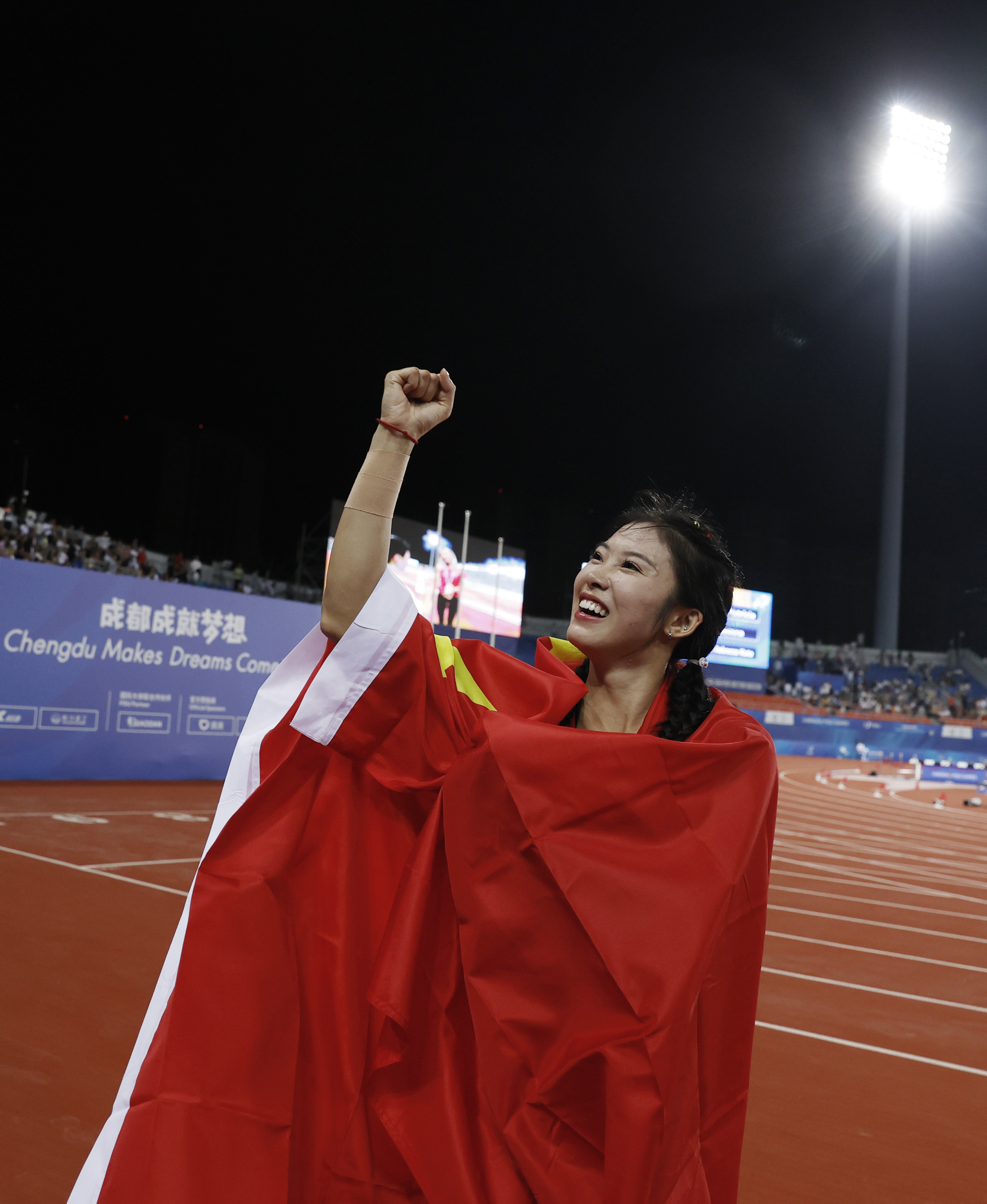 田径——女子100米栏决赛:吴艳妮摘银