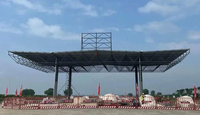 黎霍高速三座收费站钢结构收费大棚吊装完成