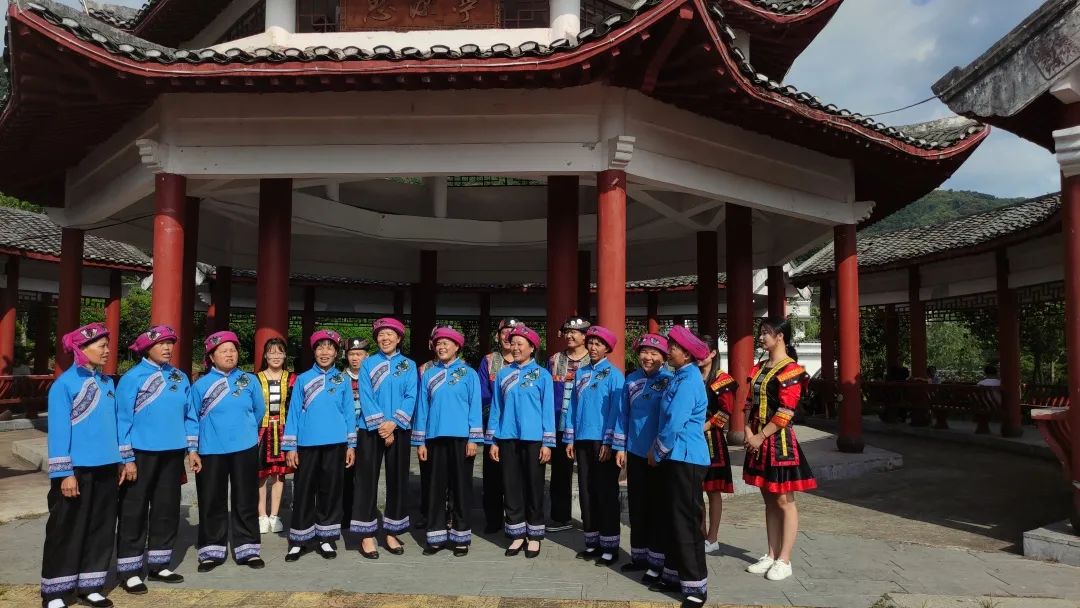 富川首个"同心文化广场"在下湾村落成