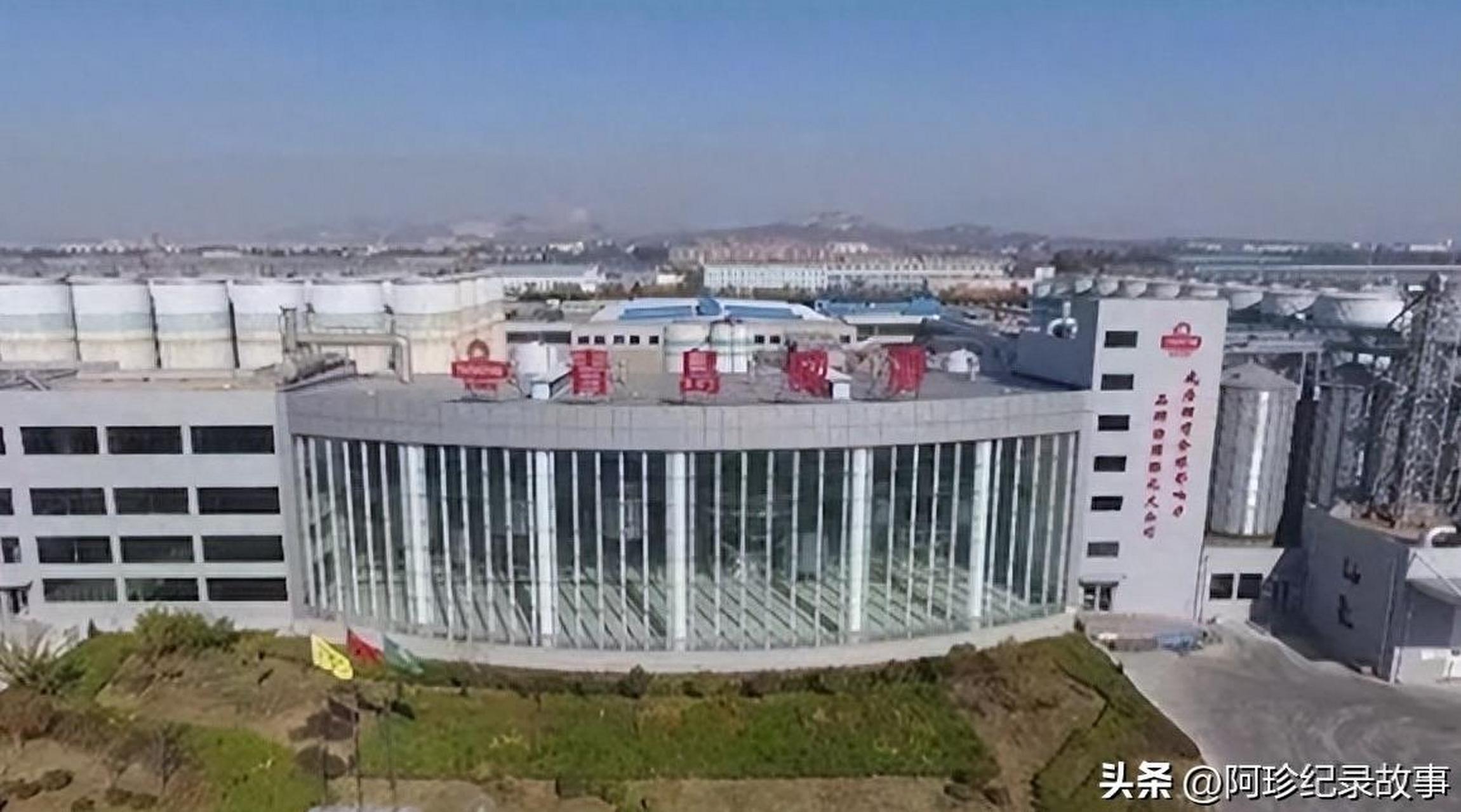 01 10月19日,网络上突然流传出一条视频,青岛啤酒三厂内,一个工人趁