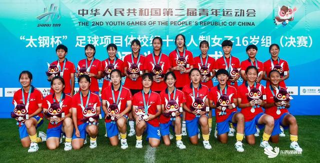 王霜学妹!吴家山中学女足班 10 人考上一本