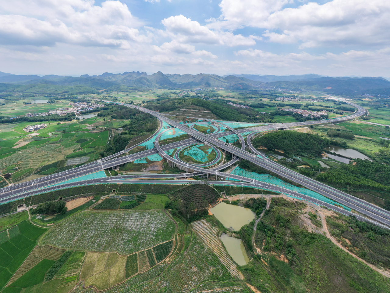 韶新高速公路主线沥青路面全线贯通