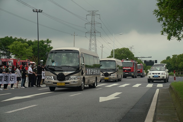 英雄一路走好!毛景荣,刘泽军同志追悼会举行,市民自发送别