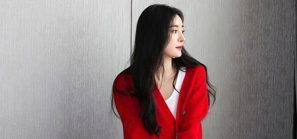 有一种可爱的坐姿叫杨幂,已经当妈了,坐姿却像小学生