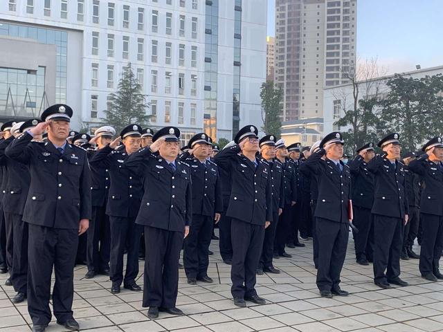 警察节丨文山警察向国旗敬礼 向警旗宣誓