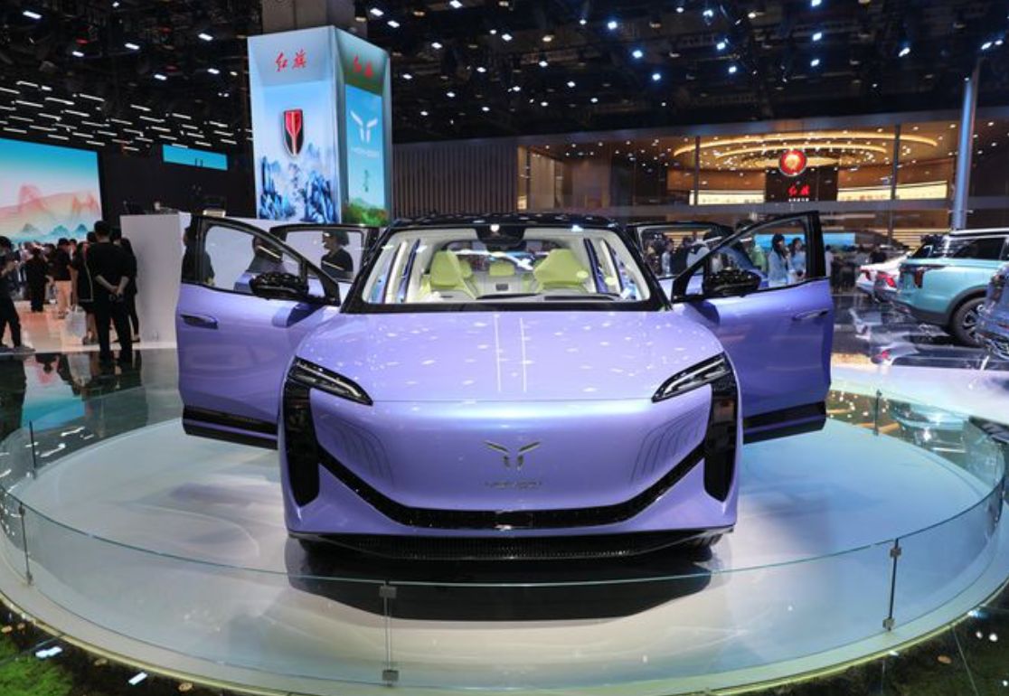 红旗e202概念车亮相,将成为红旗fmes架构下首款纯电动suv