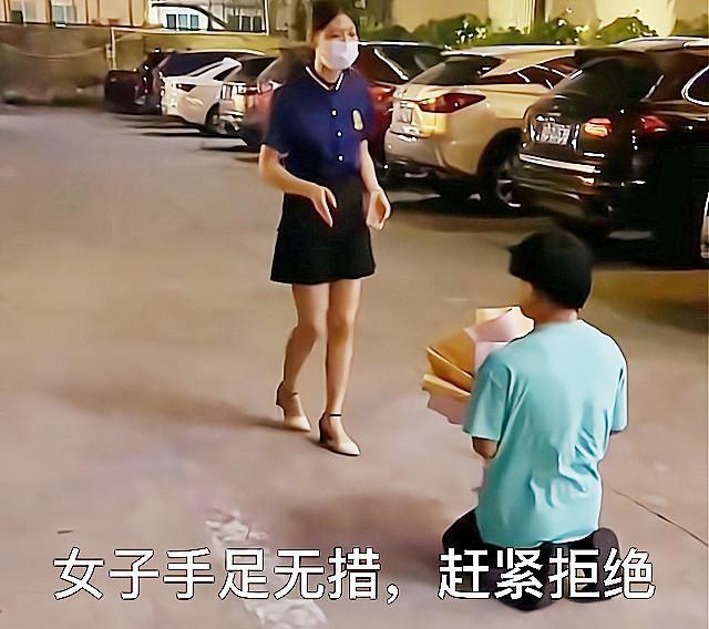 痴情小夥下跪向女技師求愛,被拒後自己打耳光:不介意你的工作