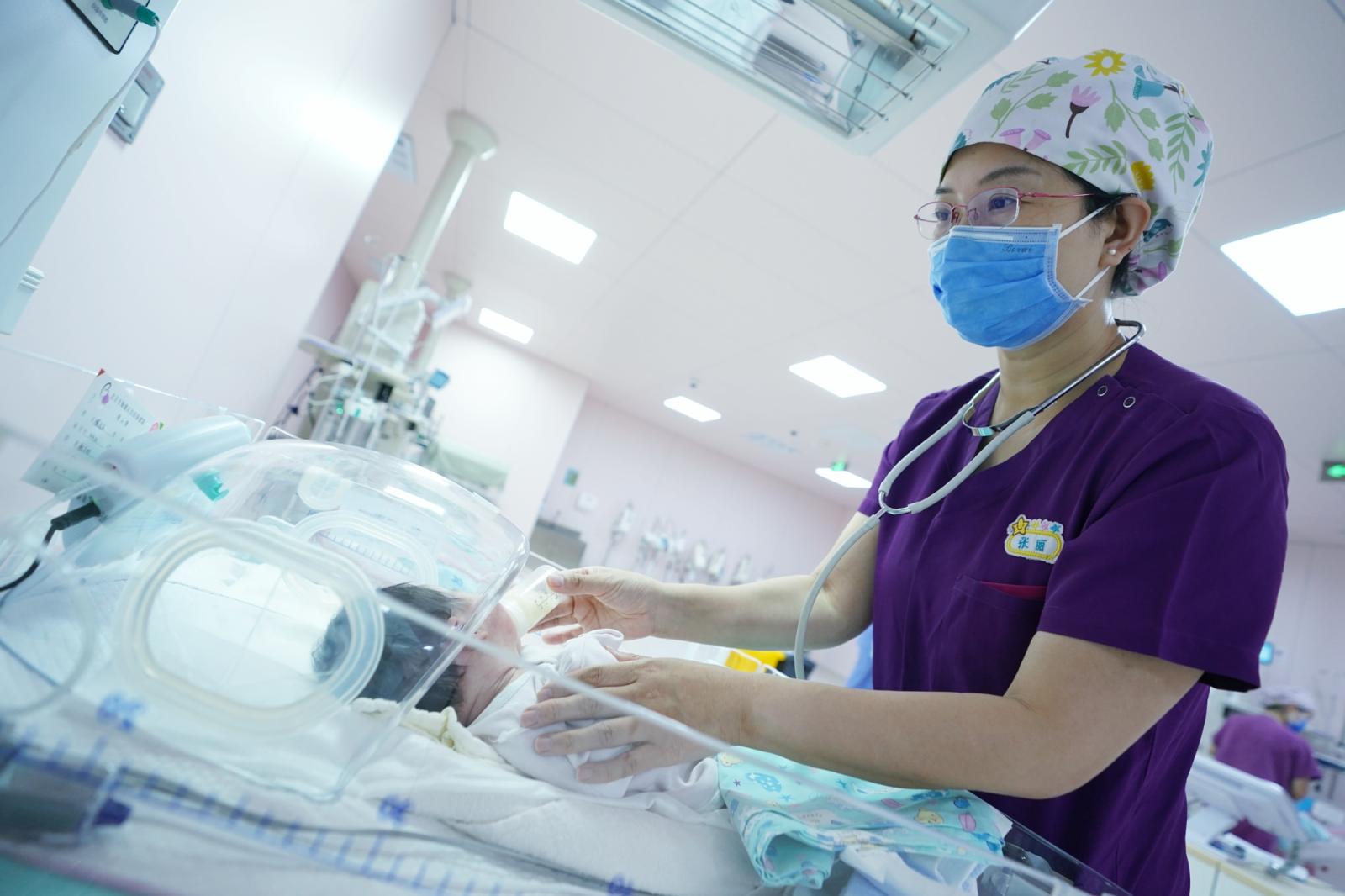 新生儿病房假期不歇 日夜守护"花开"