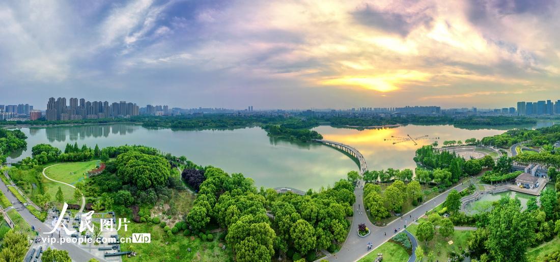 安徽合肥:初夏翡翠湖公園水清岸綠景美