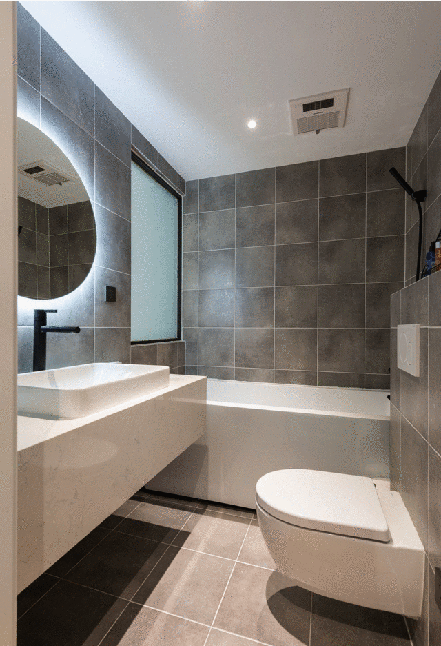 即使拆掉整面卫生间墙,做一扇落地窗或者玻璃隔断墙,只要是用通电玻璃