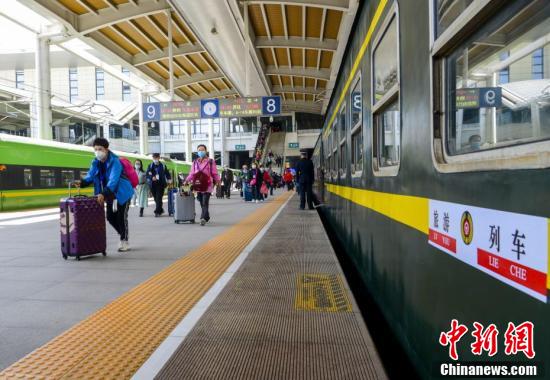 新疆铁路开行2021年首趟出疆旅游专列