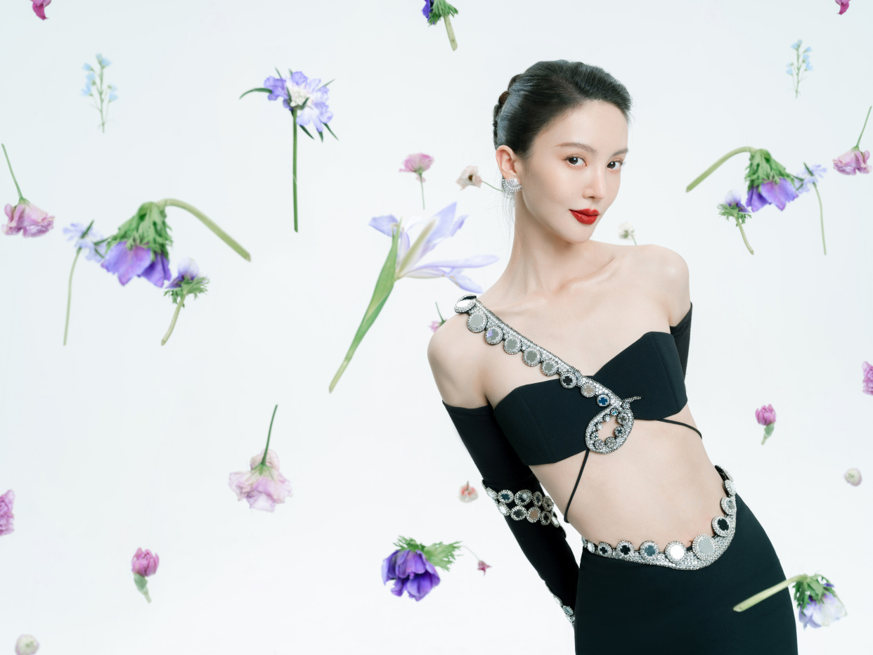 金晨微博之夜惊艳造型释出 抹胸蛮腰鱼尾裙 大胆前卫且很有时髦感