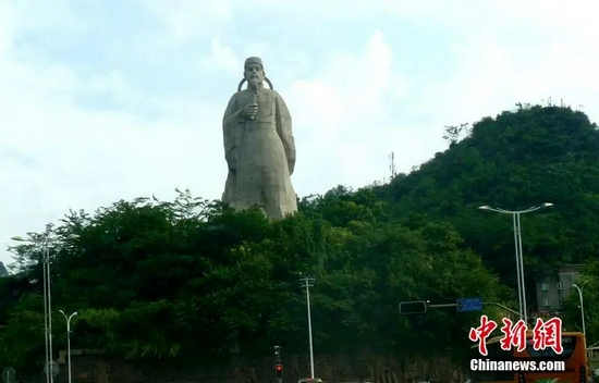 资料图：2014年9月7日，广西柳州市风情港旁边的柳宗元铜像开始“清理”。图片来源：东方IC 版权作品 请勿转载