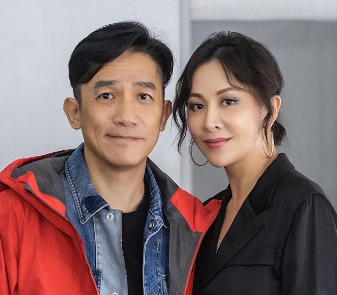 61岁巨星梁朝伟现身上海!携手妻子刘嘉玲参加活动,力破离婚传闻