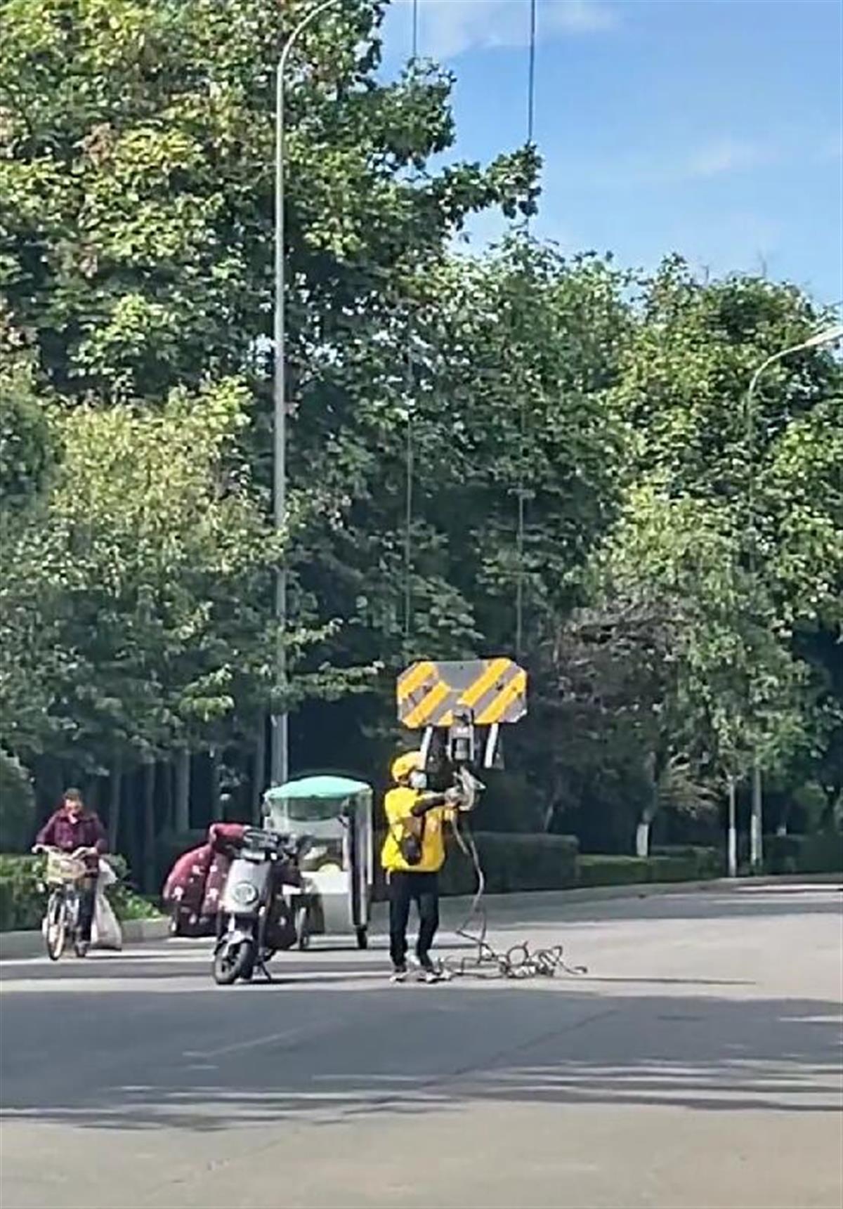  塔吊司机将吊钩伸到马路上取外卖 网友：这手势很专业