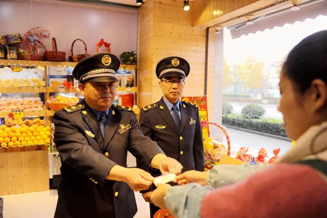 城管局吗?""欸,对的,是城管局.