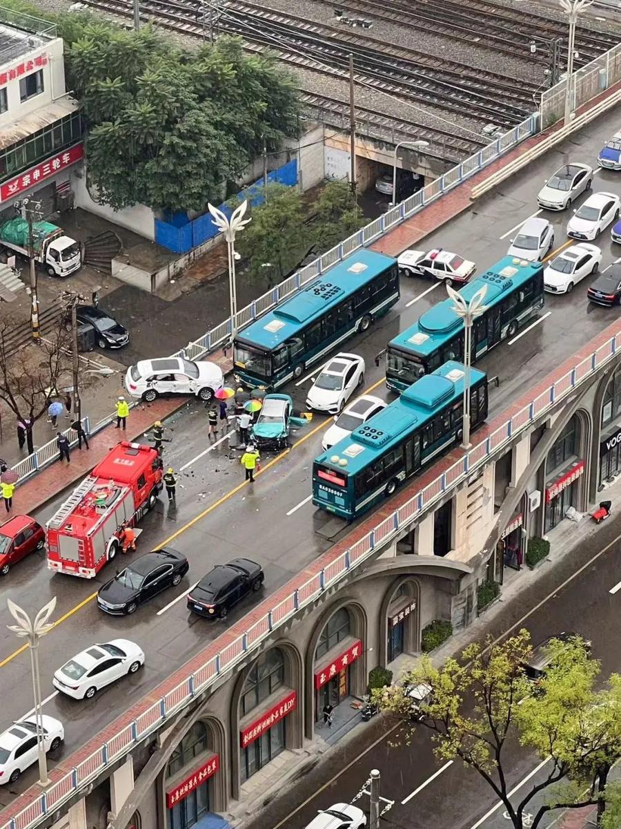 济南火车站附近天桥上4车相撞!警方通报:三人受伤送医,无生命危险
