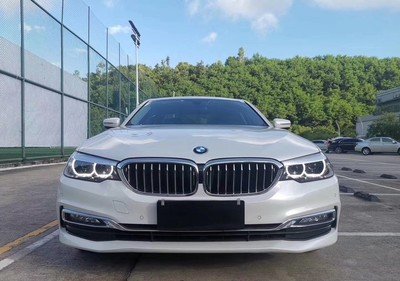 蓝白格子车标是什么车