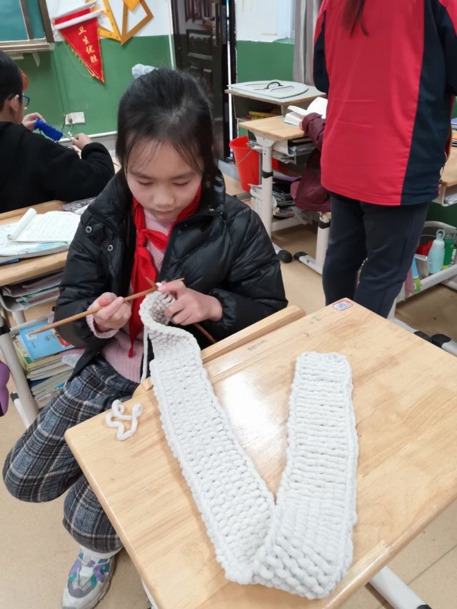 富阳大源二小编织社团织出不一样的精彩