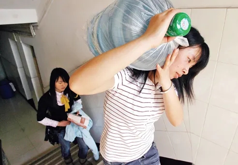 有人疼时矿泉水拧不开,没人爱时桶装水扛得起,女子本弱为母则刚