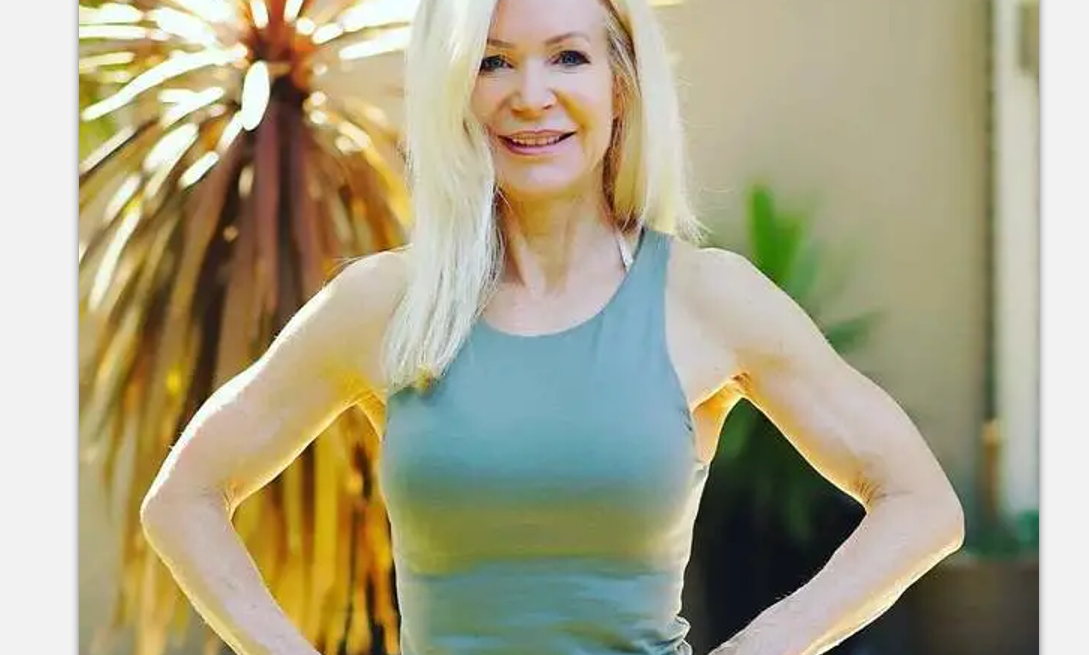 64岁奶奶坚持健身16年,身材不输年轻人,快来感受健身魅力