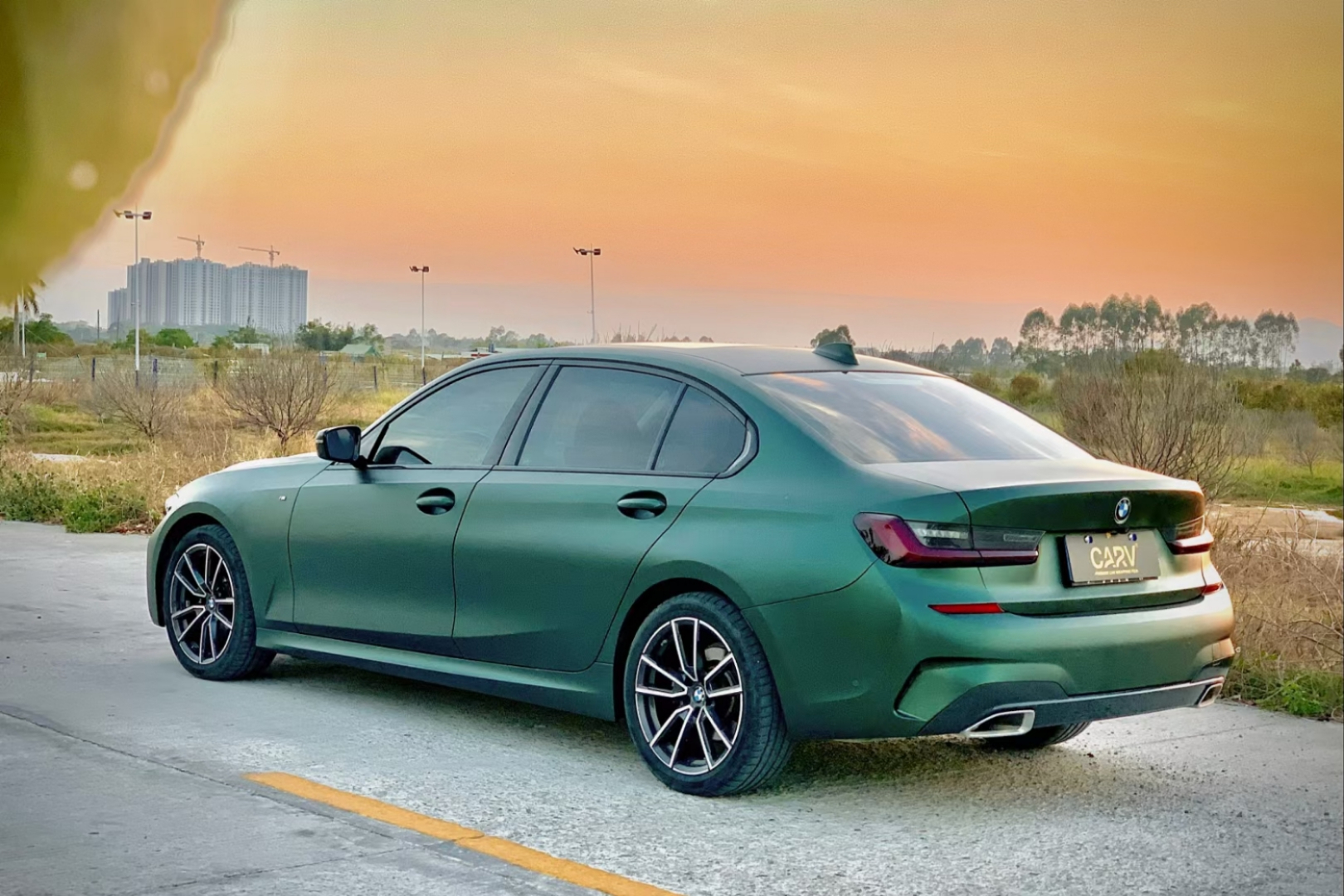 卡孚carv改色膜:宝马新3系改色超亚墨绿