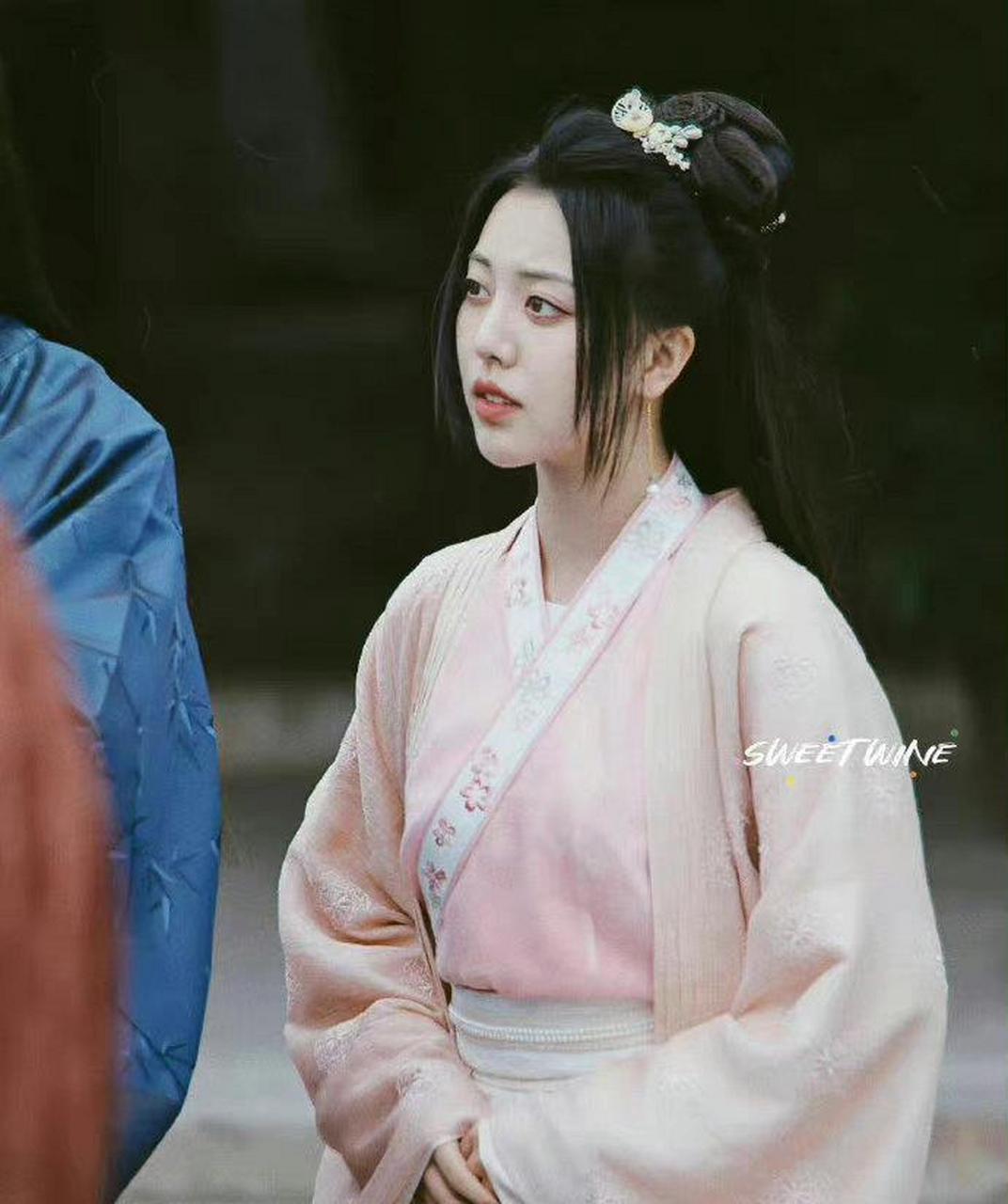 刘人语新剧古装造型开机饭拍路透图释出,果然秀人的终点是演戏吗?