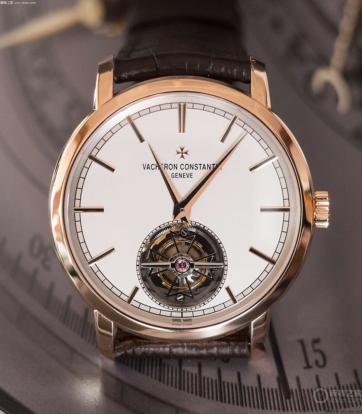 同时有日内瓦印记,天文台认证的陀飞轮,只有百达翡丽和它