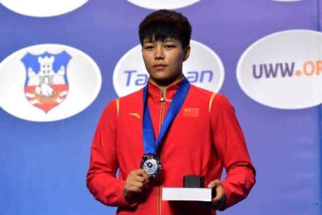云南省摔跤女将龙佳获世锦赛亚军