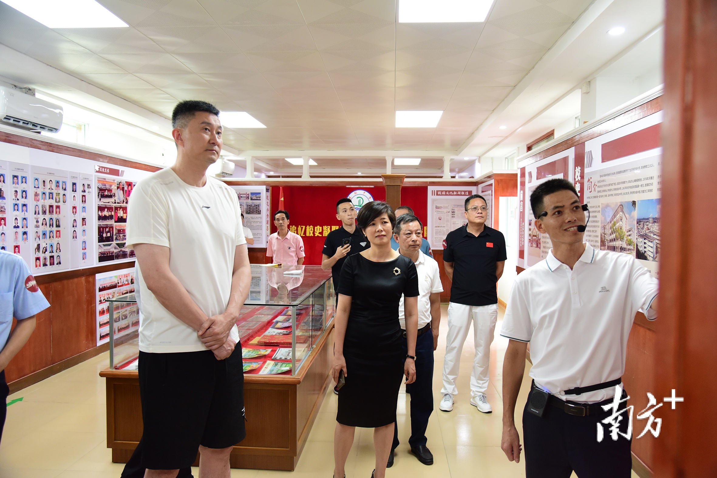 "与冠军同行"走进惠来东陇中学,杜锋"下场"助力乡村振兴