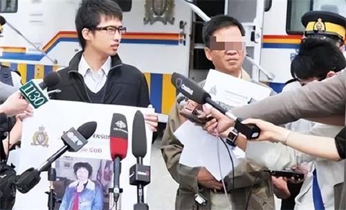 他在加拿大铁锤杀母,父亲含泪选择原谅,儿子:下一个死的就是他