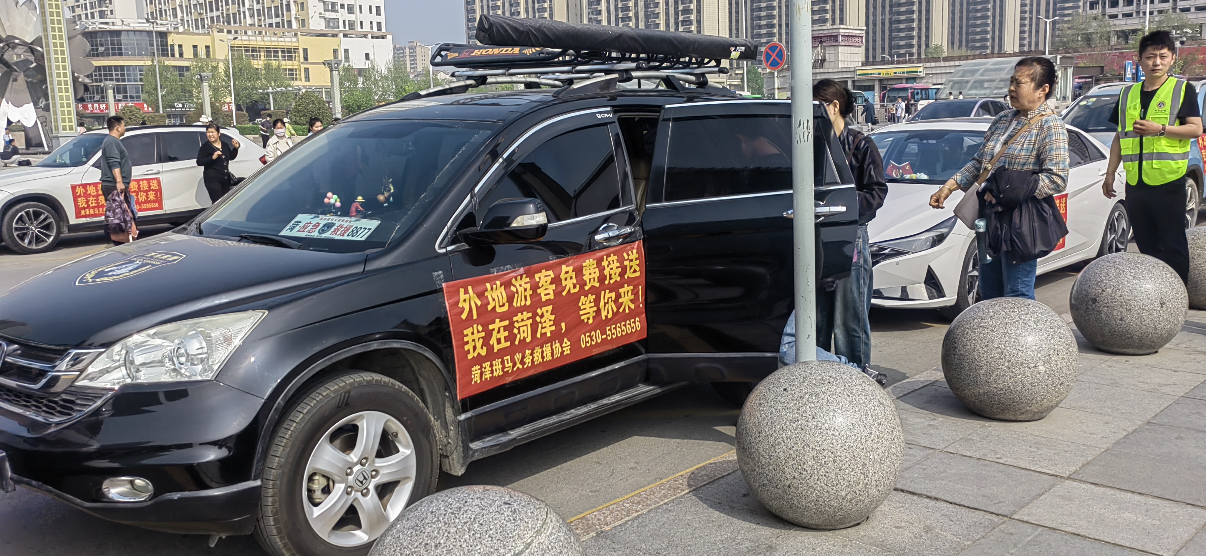 热情好客!菏泽这些志愿者出动40余辆车免费接送游客
