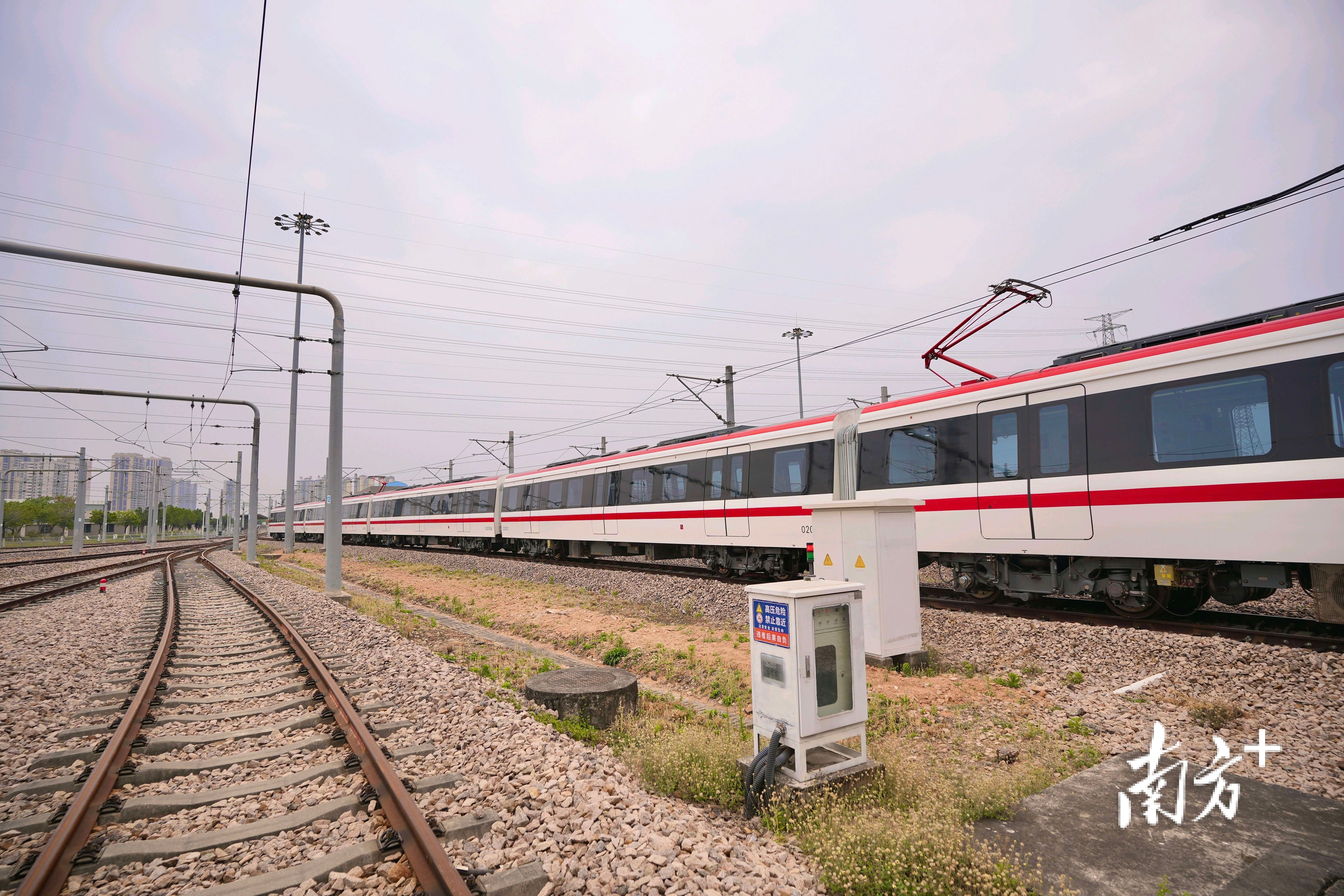 视频|东莞轨道交通2号线首列车辆大修下线