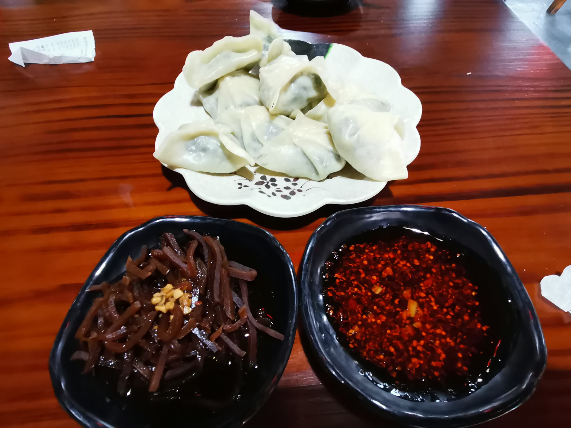 咬一口蒸饺,啊呦~一股香气扑来,在舌尖上开始舞动,盐西菜嫩爽,里面的