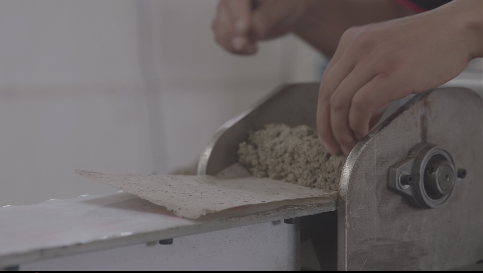 灸感好 火力温和不燥 这是古法的艾绒艾条制作方法,现在使用这种赐吵