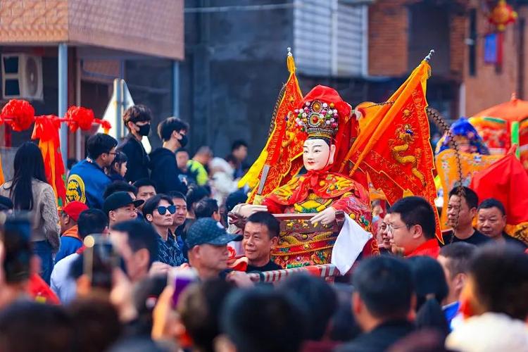 这届年轻人爱上了看游神?