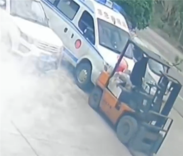 无人叉车诡异启动撞向停放救护车 涉事公司员工：或是线路短路