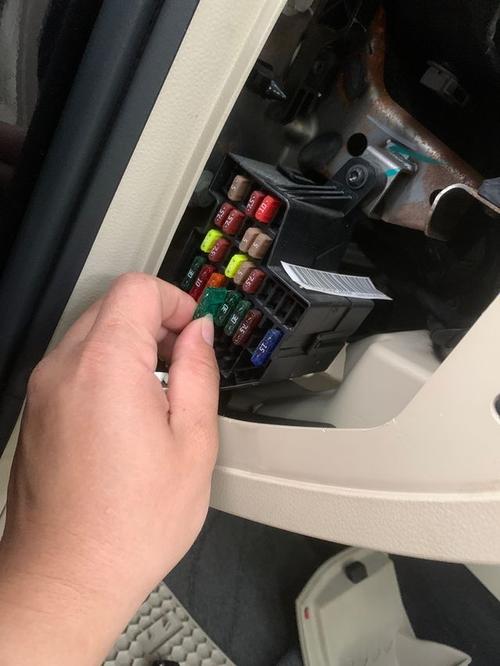 jeep指南者喇叭继电器在什么位置