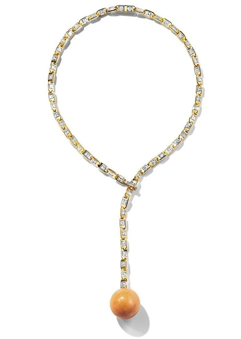 完美突出了这颗少见的重达 95 克拉的正圆形美罗珠;翁狄森这条美乐珠