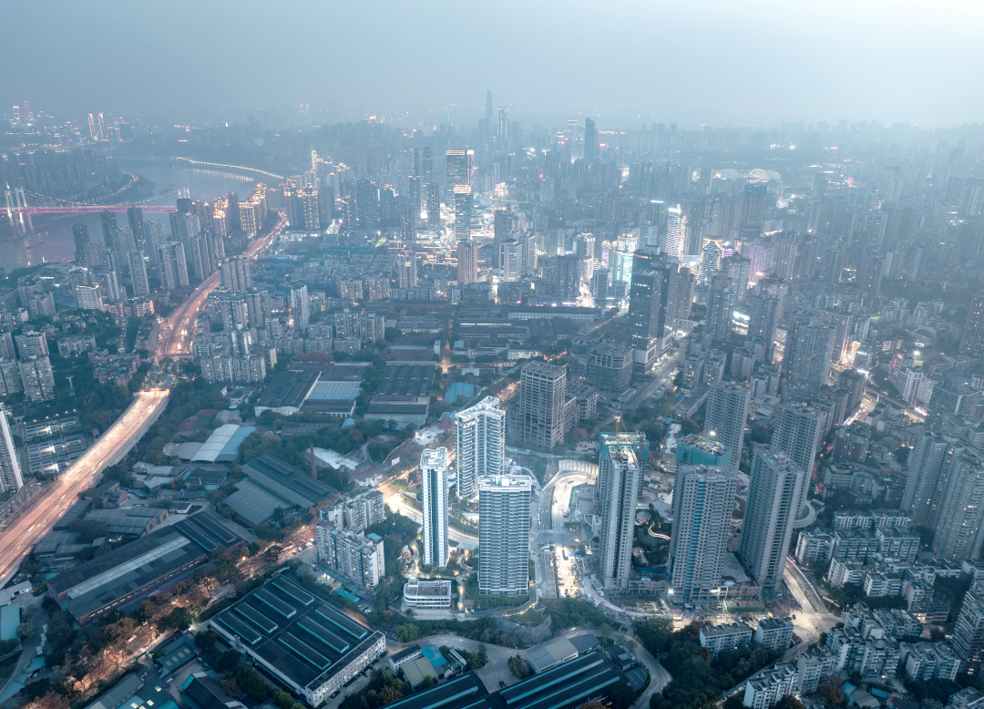 在九龙坡区的南北大道上,黑珍珠的灯光瀑布远远就能吸引人们的目光,其