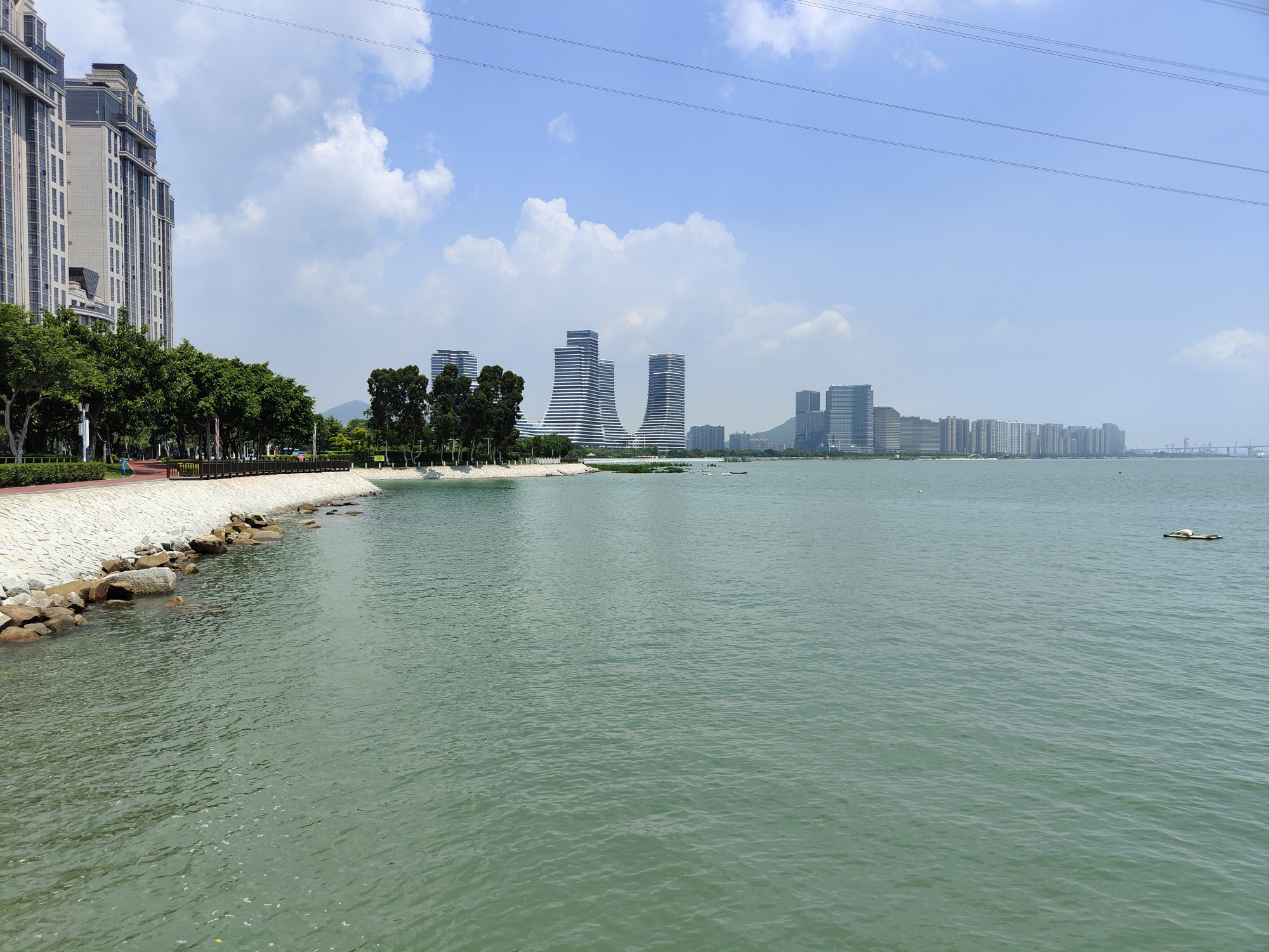 海沧湾是一座沿海湾线打造出的带状公园,厦门旅游的绝佳地方