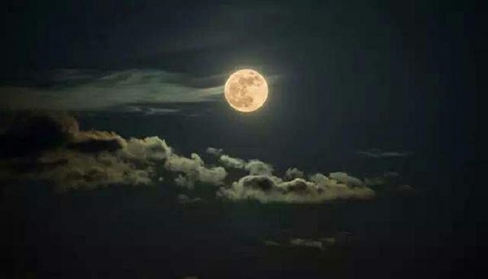 八月十五的月亮像什么比喻