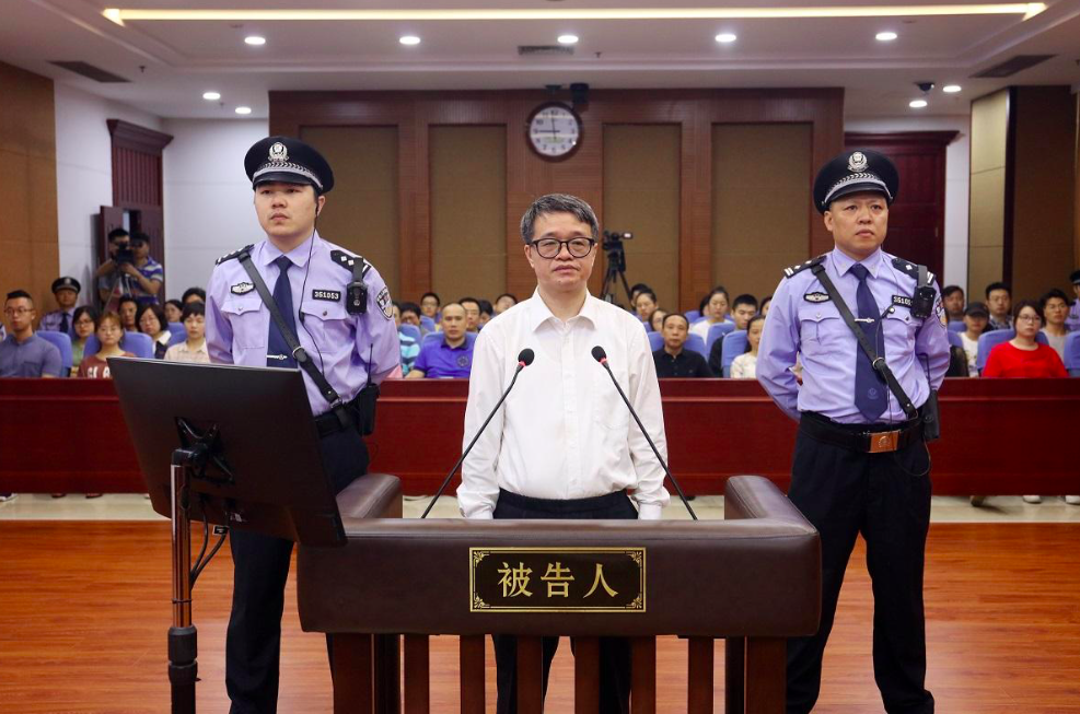 在现实生活中,一个人要是被判无期徒刑,生活会变成什么样?