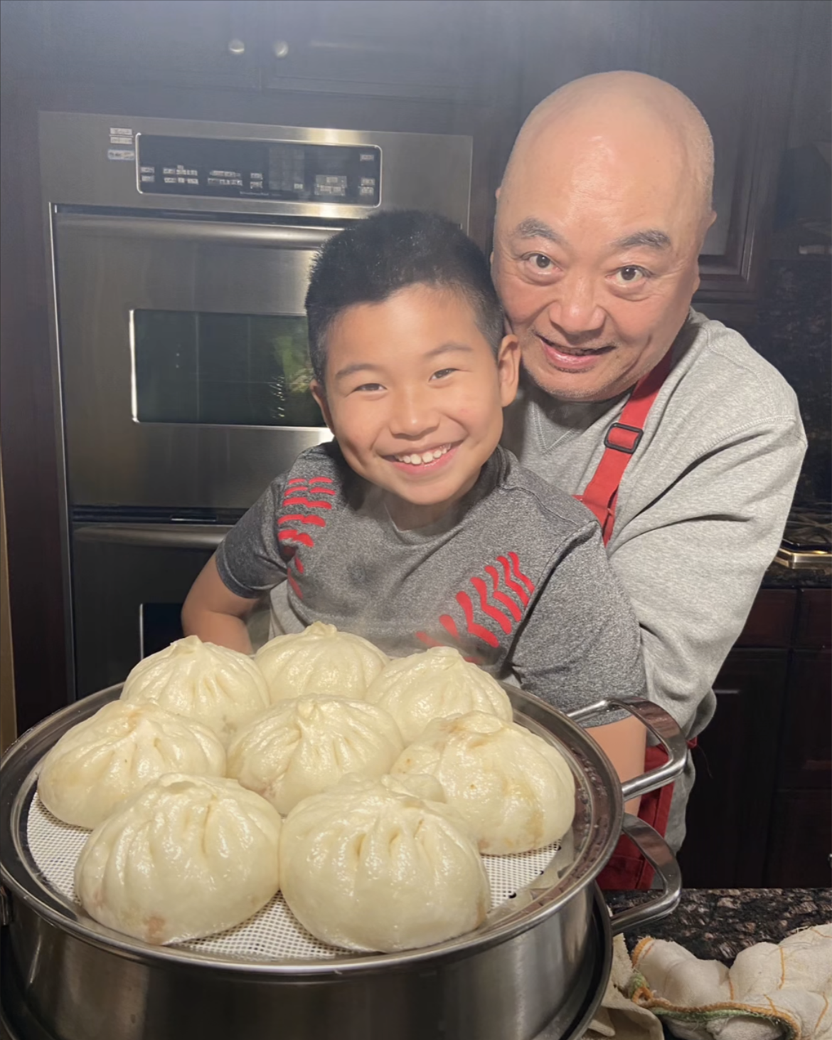 69岁老戏骨毛永明携妻子定居美国!外孙不远万里探望,祖孙似饼印