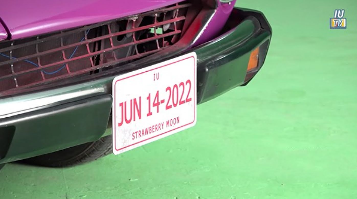 IU《Strawberry Moon》MV中车牌号“JUN 14-2022”背后的真正含义是什么