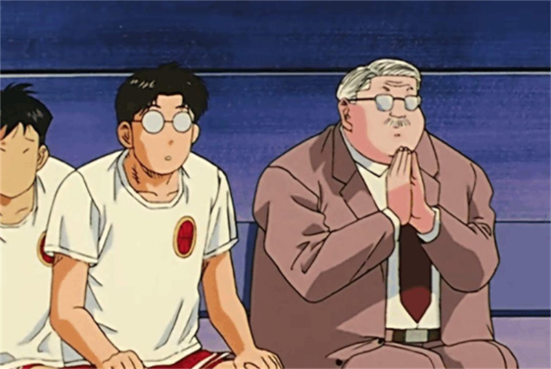 没主动拯救三井寿,并不是安西教练的黑点,而是红发断臂式的尴尬