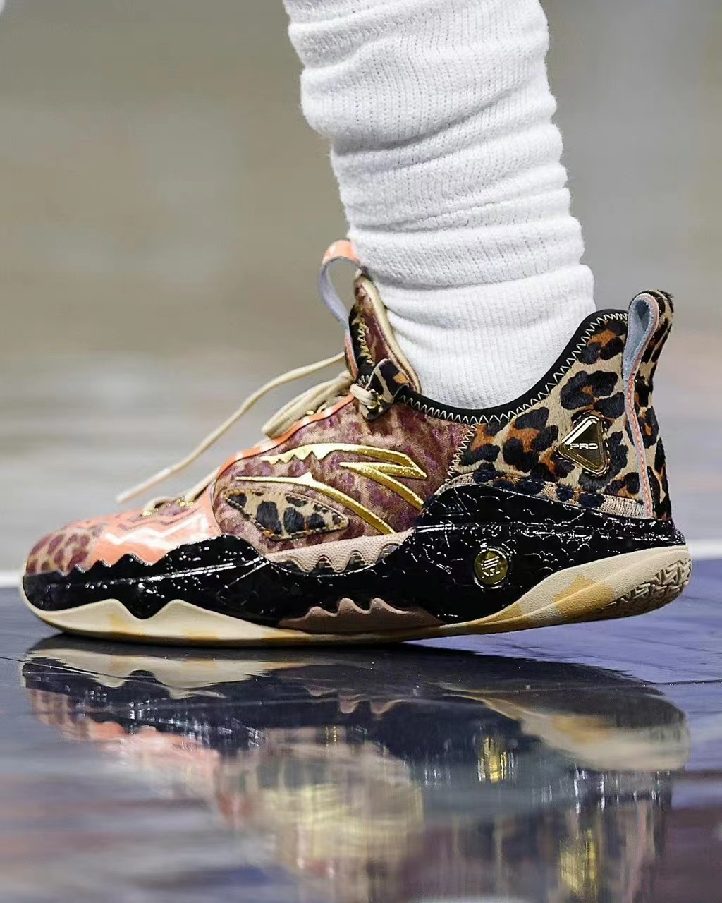 当之无愧的欧文0代签名球鞋!安踏狂潮5 pro"猫科动物"配色来袭